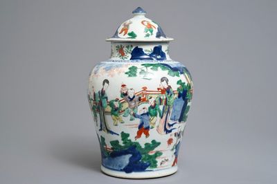 Un vase couvert en porcelaine de Chine wucai à décor de garçons jouants, époque Transition