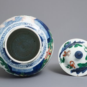 Un vase couvert en porcelaine de Chine wucai à décor de garçons jouants, époque Transition — photo 5