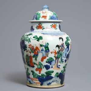 Un vase couvert en porcelaine de Chine wucai à décor de garçons jouants, époque Transition — photo 1