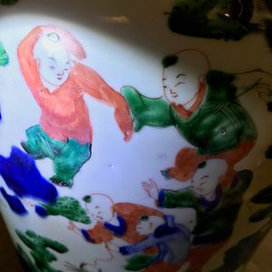 Un vase couvert en porcelaine de Chine wucai à décor de garçons jouants, époque Transition — photo 11