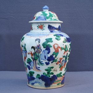 Un vase couvert en porcelaine de Chine wucai à décor de garçons jouants, époque Transition — photo 27