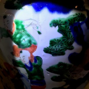 Un vase couvert en porcelaine de Chine wucai à décor de garçons jouants, époque Transition — photo 10