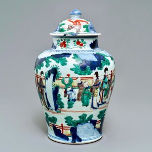 Un vase couvert en porcelaine de Chine wucai à décor de garçons jouants, époque Transition — photo 1