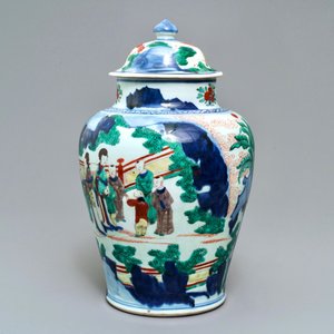 Un vase couvert en porcelaine de Chine wucai à décor de garçons jouants, époque Transition — photo 4