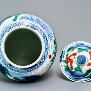 Un vase couvert en porcelaine de Chine wucai à décor de garçons jouants, époque Transition — photo 5
