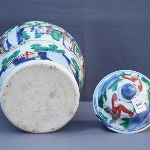 Un vase couvert en porcelaine de Chine wucai à décor de garçons jouants, époque Transition — photo 10