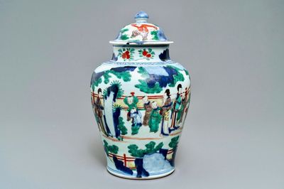 Un vase couvert en porcelaine de Chine wucai à décor de garçons jouants, époque Transition