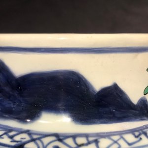Un vase couvert en porcelaine de Chine wucai à décor de garçons jouants, époque Transition — photo 26