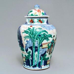 Un vase couvert en porcelaine de Chine wucai à décor de garçons jouants, époque Transition — photo 3