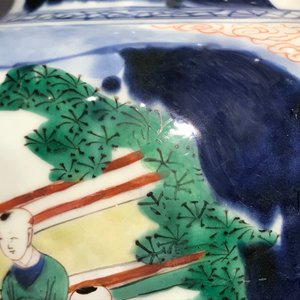 Un vase couvert en porcelaine de Chine wucai à décor de garçons jouants, époque Transition — photo 30