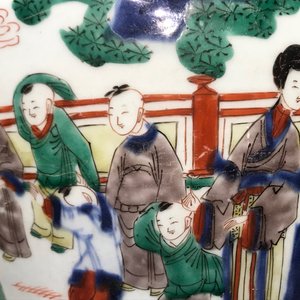 Un vase couvert en porcelaine de Chine wucai à décor de garçons jouants, époque Transition — photo 42