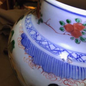 Un vase couvert en porcelaine de Chine wucai à décor de garçons jouants, époque Transition — photo 15