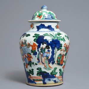 Un vase couvert en porcelaine de Chine wucai à décor de garçons jouants, époque Transition — photo 2