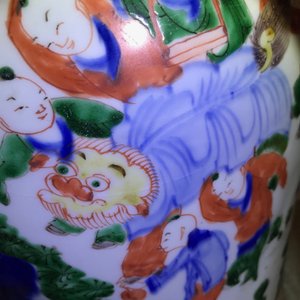 Un vase couvert en porcelaine de Chine wucai à décor de garçons jouants, époque Transition — photo 22