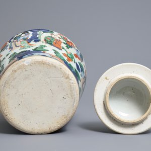 Un vase couvert en porcelaine de Chine wucai à décor de garçons jouants, époque Transition — photo 6