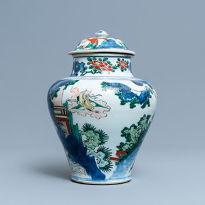 Un vase couvert en porcelaine de Chine wucai à décor d'immortels, Shunzhi — photo 3