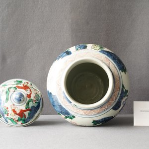 Un vase couvert en porcelaine de Chine wucai à décor d'immortels, Shunzhi — photo 36