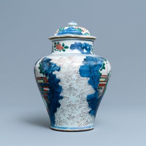 Un vase couvert en porcelaine de Chine wucai à décor d'immortels, Shunzhi — photo 4