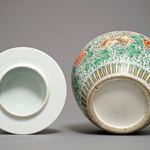 Un vase couvert en porcelaine de Chine wucai aux animaux mythiques, marque de Wanli, 19/20ème — photo 6