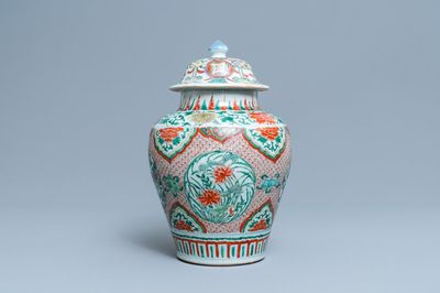 Un vase couvert en porcelaine de Chine wucai, époque Transition
