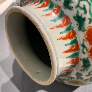 Un vase couvert en porcelaine de Chine wucai, époque Transition — photo 15