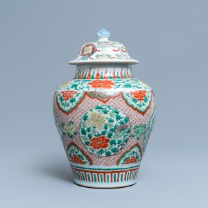 Un vase couvert en porcelaine de Chine wucai, époque Transition — photo 2