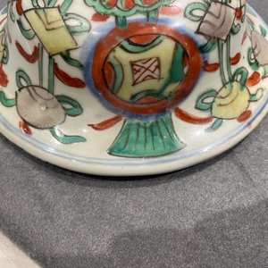 Un vase couvert en porcelaine de Chine wucai, époque Transition — photo 7