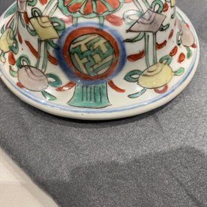 Un vase couvert en porcelaine de Chine wucai, époque Transition — photo 8