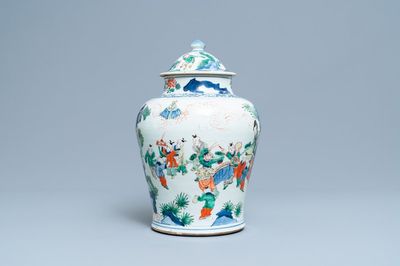 Un vase couvert en porcelaine de Chine wucai, époque Transition