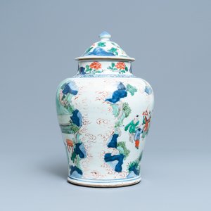Un vase couvert en porcelaine de Chine wucai, époque Transition — photo 2