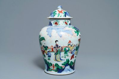 Un vase couvert en porcelaine de Chine wucai, marque en bleu, époque Transition