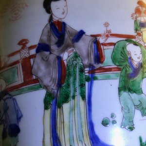 Un vase couvert en porcelaine de Chine wucai, marque en bleu, époque Transition — photo 16