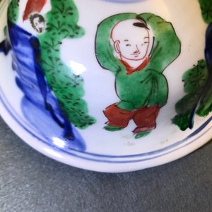 Un vase couvert en porcelaine de Chine wucai, marque en bleu, époque Transition — photo 22