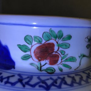 Un vase couvert en porcelaine de Chine wucai, marque en bleu, époque Transition — photo 7