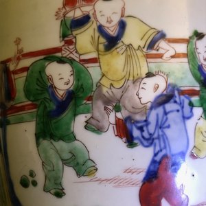 Un vase couvert en porcelaine de Chine wucai, marque en bleu, époque Transition — photo 15