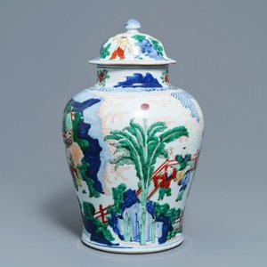 Un vase couvert en porcelaine de Chine wucai, marque en bleu, époque Transition — photo 2