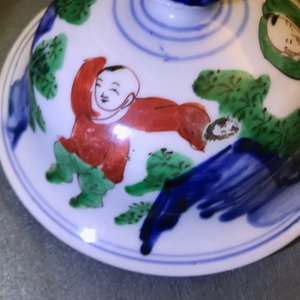 Un vase couvert en porcelaine de Chine wucai, marque en bleu, époque Transition — photo 23