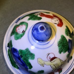 Un vase couvert en porcelaine de Chine wucai, marque en bleu, époque Transition — photo 29