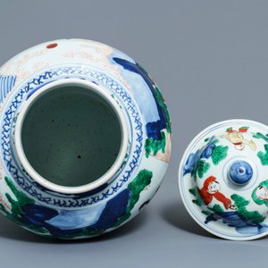 Un vase couvert en porcelaine de Chine wucai, marque en bleu, époque Transition — photo 5