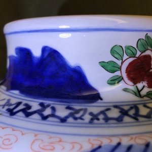 Un vase couvert en porcelaine de Chine wucai, marque en bleu, époque Transition — photo 8