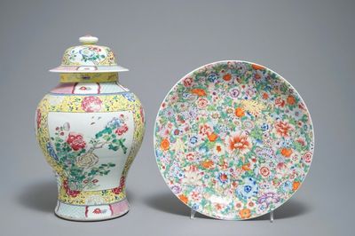 Un vase couvert et un plat à décor millefleurs en porcelaine de Chine famille rose, 19/20ème
