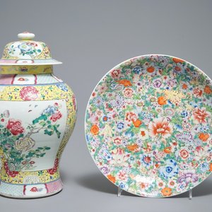Un vase couvert et un plat à décor millefleurs en porcelaine de Chine famille rose, 19/20ème — photo 1