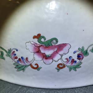 Un vase couvert et un plat à décor millefleurs en porcelaine de Chine famille rose, 19/20ème — photo 19
