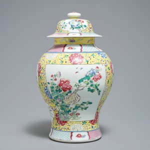 Un vase couvert et un plat à décor millefleurs en porcelaine de Chine famille rose, 19/20ème — photo 4