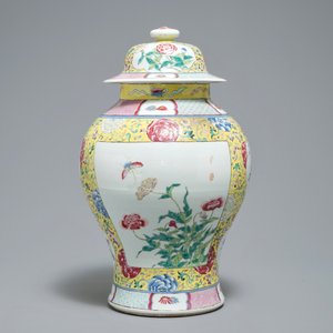 Un vase couvert et un plat à décor millefleurs en porcelaine de Chine famille rose, 19/20ème — photo 6