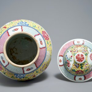 Un vase couvert et un plat à décor millefleurs en porcelaine de Chine famille rose, 19/20ème — photo 8