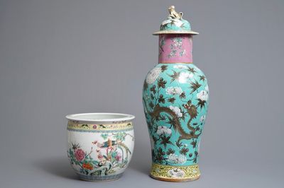 Un vase couvert et une jardinière en porcelaine de Chine famille rose, 19/20ème