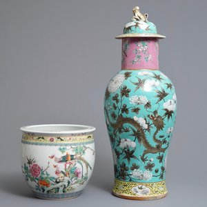 Un vase couvert et une jardinière en porcelaine de Chine famille rose, 19/20ème — photo 1