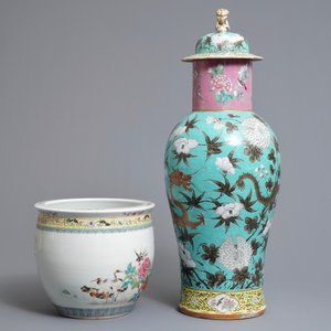 Un vase couvert et une jardinière en porcelaine de Chine famille rose, 19/20ème — photo 2