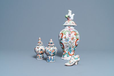 Un vase couvert, un sabot et une paire de petits vases couverts en faïence de Delft, 18/19ème